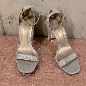 PELLE MODA SILVER ANKLE STRAP OPEN-TOE SHOES W/RHINESTONE ACCENTS - 9.5